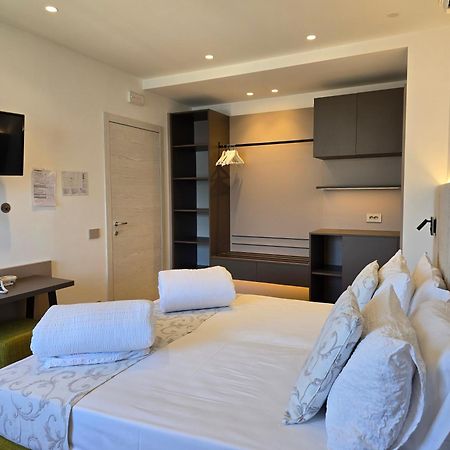 Hotel Pace Бренцоне сул Гарда Екстериор снимка