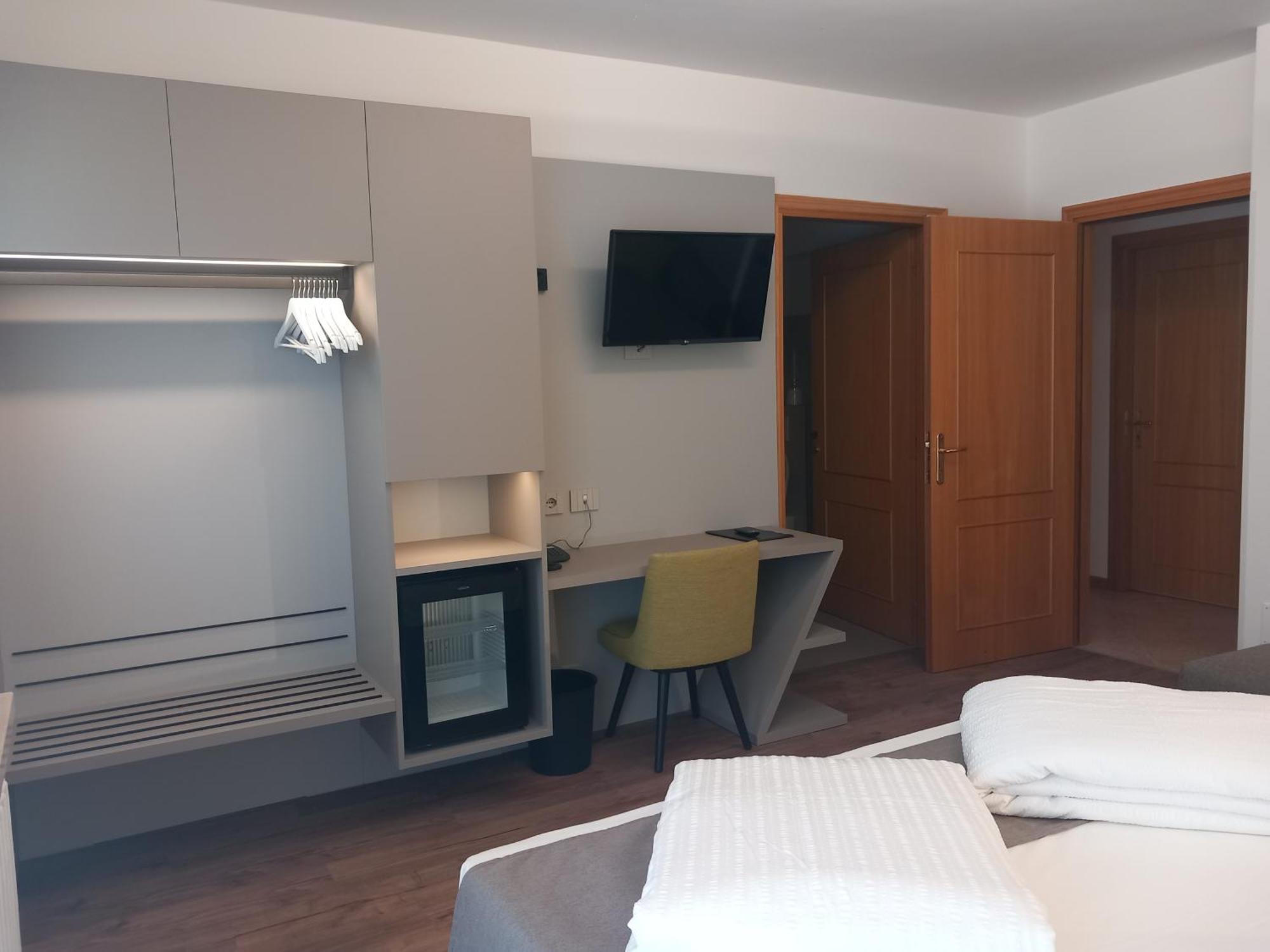 Hotel Pace Бренцоне сул Гарда Екстериор снимка