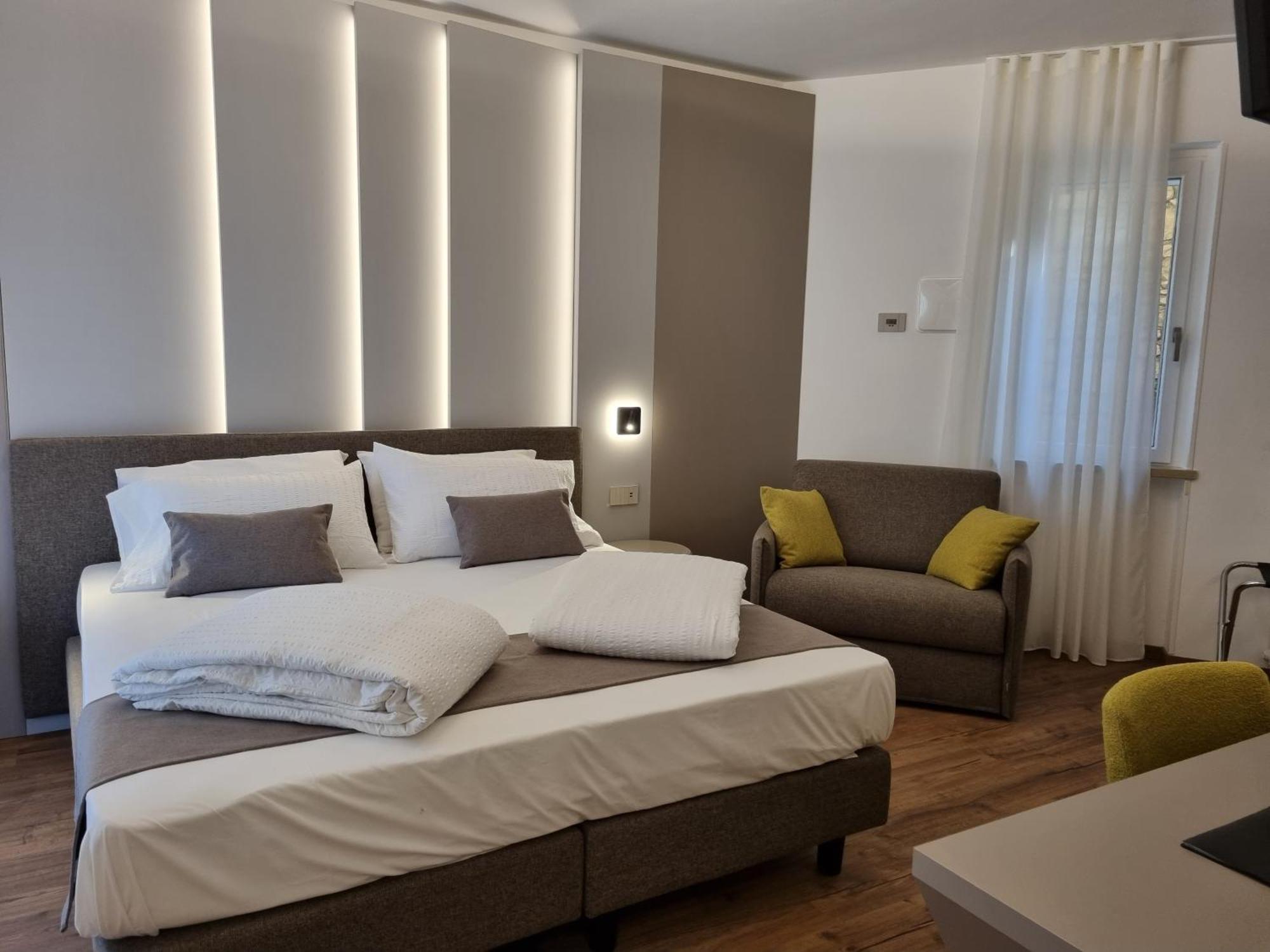 Hotel Pace Бренцоне сул Гарда Екстериор снимка