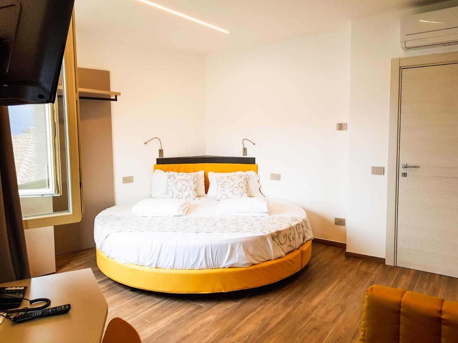 Hotel Pace Бренцоне сул Гарда Екстериор снимка