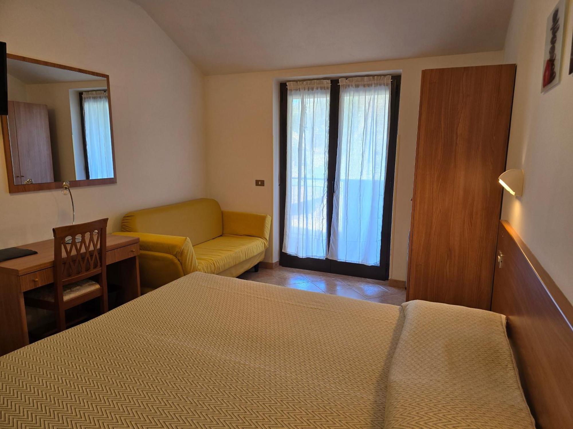 Hotel Pace Бренцоне сул Гарда Екстериор снимка
