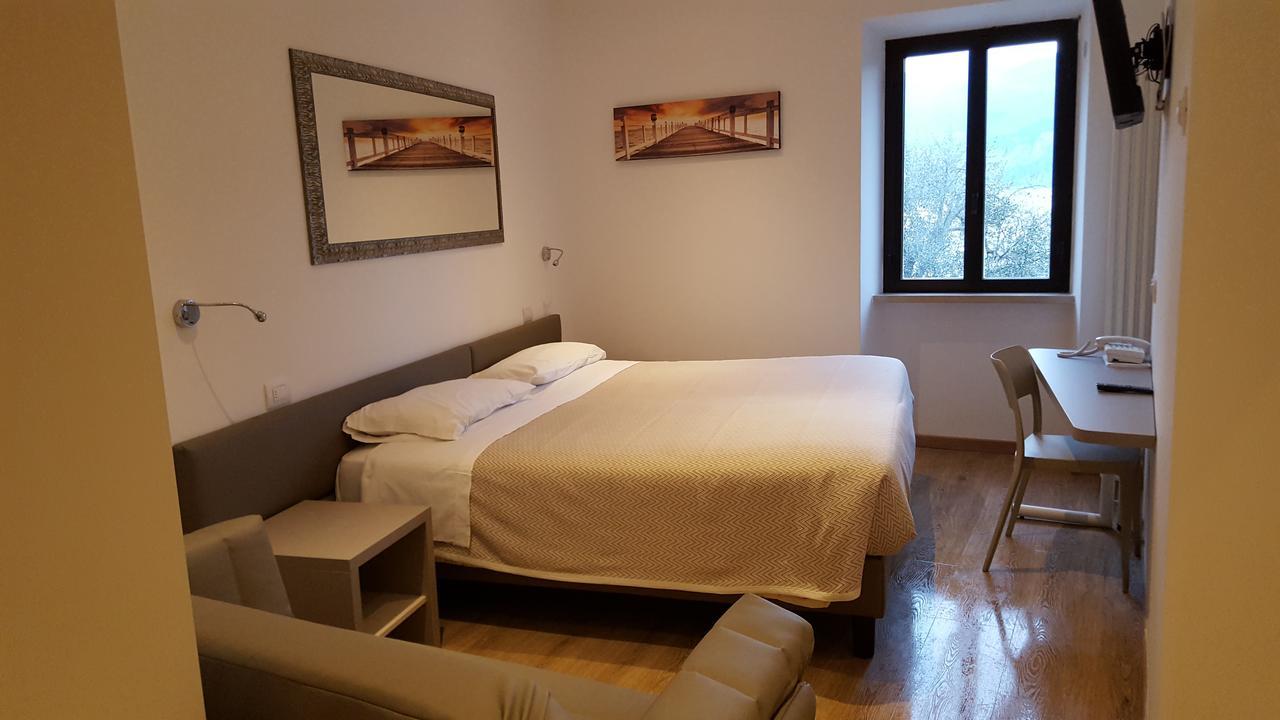 Hotel Pace Бренцоне сул Гарда Екстериор снимка