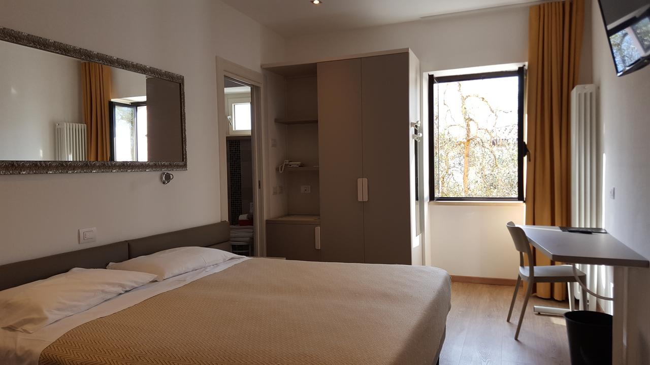 Hotel Pace Бренцоне сул Гарда Екстериор снимка